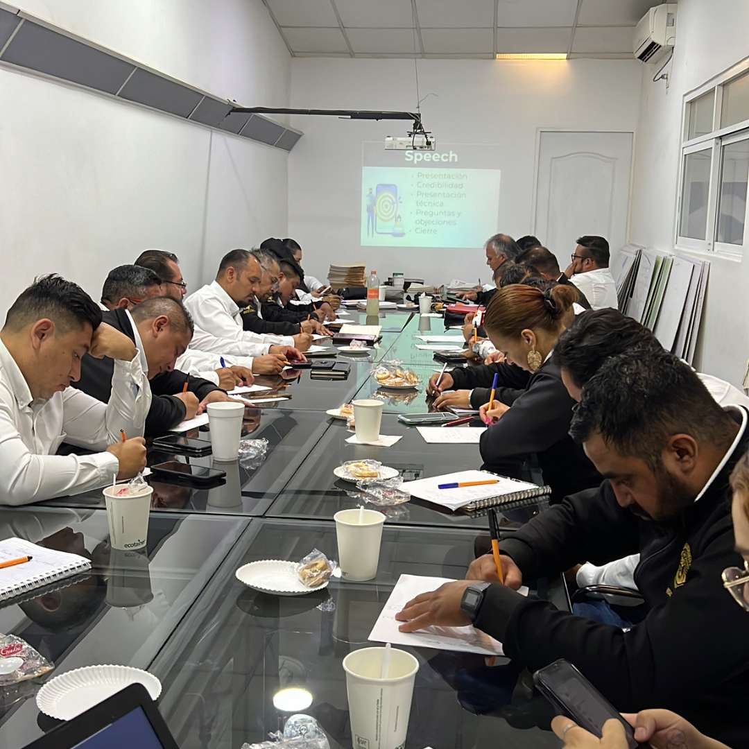 Grupo en capacitación presencial de comercio exterior con INCEA